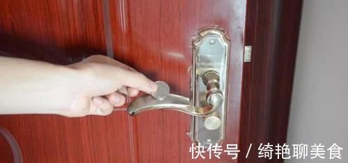 出门前,记得用硬币碰一下门把手,太厉害了,看完真的涨知识了