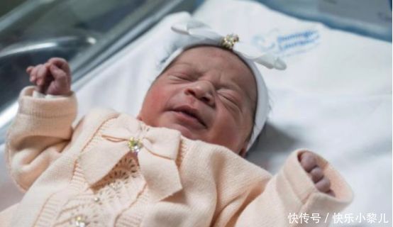 巴西“臭脸”宝宝走红,怒瞪医生引大笑,网友:表情包出炉