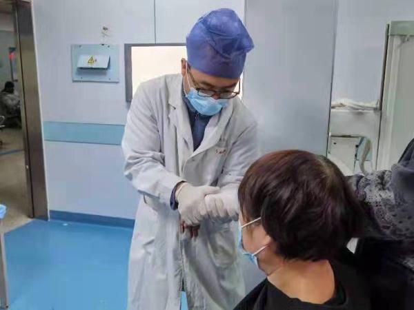 踝关节|北京迎首场大雪 积水潭医院急诊收治十名雪后摔伤患者