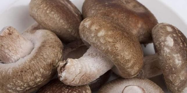 香菇到底应该直接炒还是先焯水，今天终天有答案了，快告诉家里人