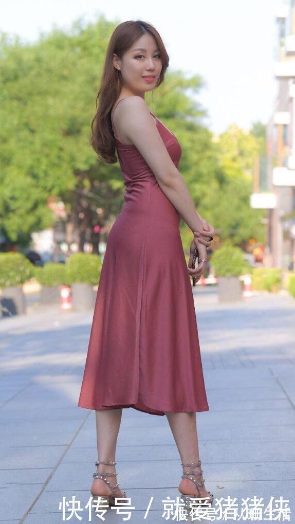 长裙 棕红色吊带长裙搭配珍珠高跟鞋,仿佛是一个大家闺秀,气质非凡