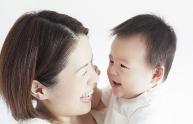 萌萌|竖抱孩子“歪脖子”其实竖抱宝宝好处多,新手爸妈快来涨知识