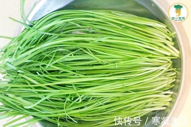 馅料|韭菜盒子的馅料,韭菜处理是关键,掌握2个技巧,韭菜鲜嫩不出汤