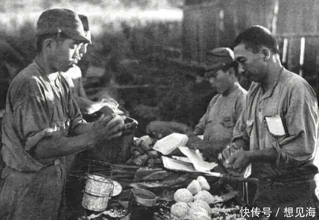 吃饭|日本鬼子吃饭真实老照片,强迫中国妹子倒茶