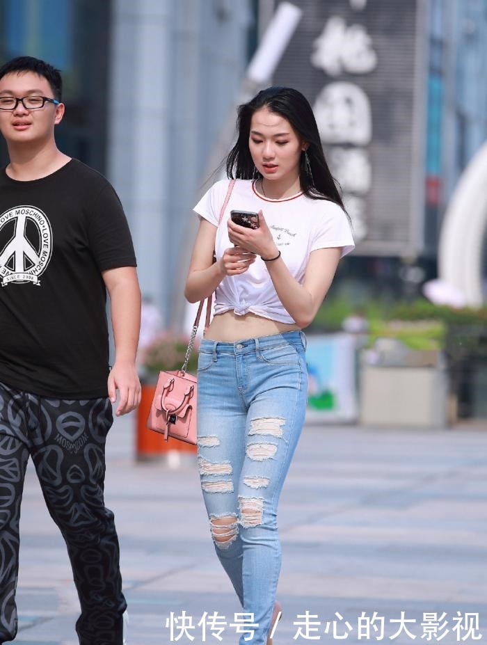 T恤|白色T恤搭配浅色牛仔裤,清纯靓丽