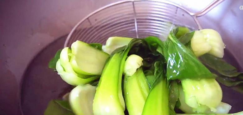 青菜不能直接下锅炒,牢记2个小窍门,出锅青菜翠绿还不出水