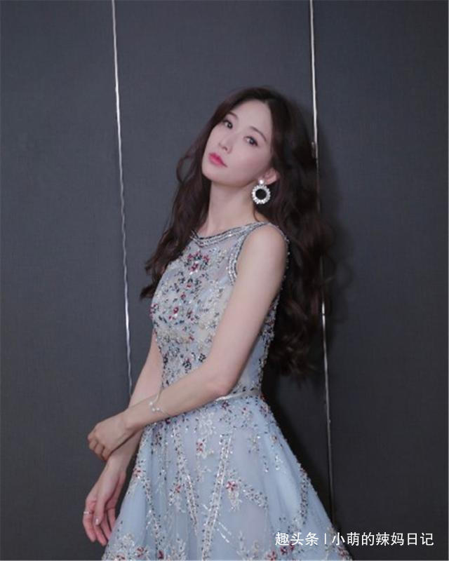 发型 女人过了50就放弃''黑长直''!今年流行这5种发型,好看显气质