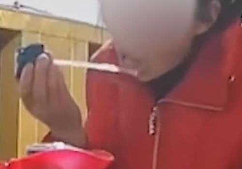 孩子|奶奶给孙子冲奶粉，妈妈却从监控中发现恶心一幕：奶瓶被舔了又舔