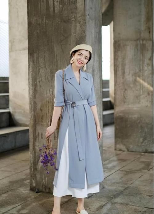 穿什么时髦还知性？这三种“风衣+过膝裙”妙招，简直美极了