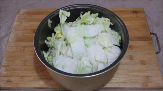 好吃|白菜别只会炒着吃,教你一个新吃法,好吃得停不下嘴