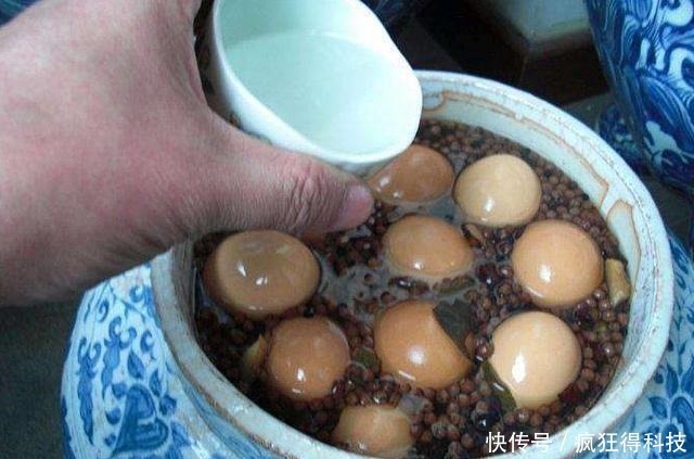 坛子|腌咸鸡蛋，别只知道加盐！多加2种料，又香又入味，个个起沙流油