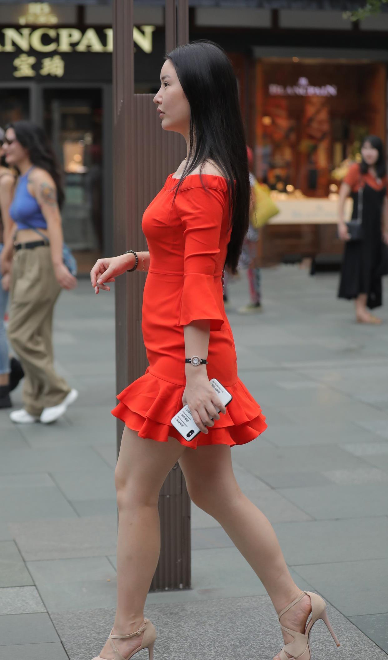 微胖美女,红色一字领连衣裙搭配高跟凉鞋,光彩夺目很有女人味