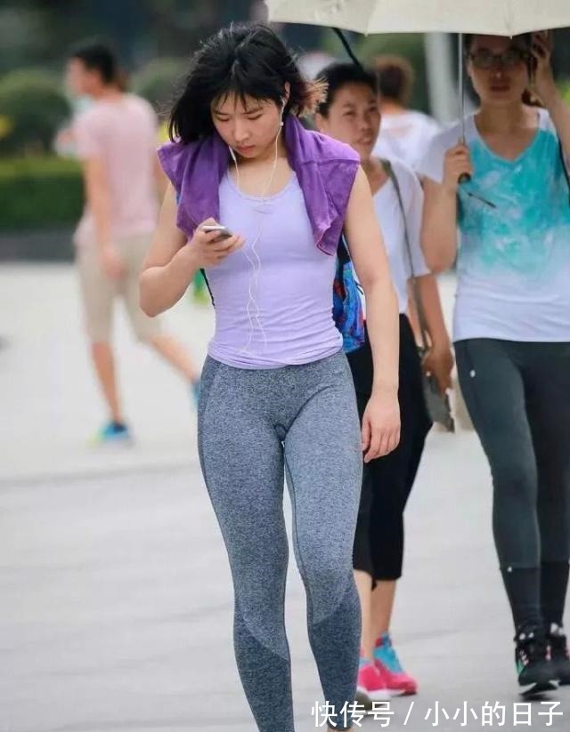 舒适 打底裤的打扮塑造优美比例线条，使人塑造出更柔情的气息！