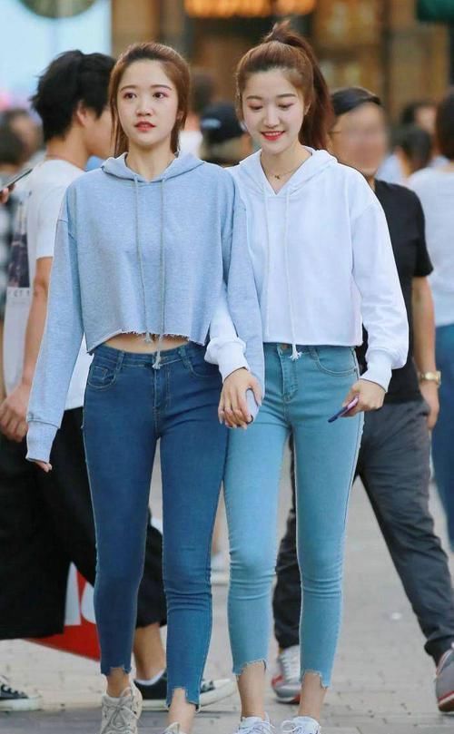 身材高挑 紧身肚脐的吊带装,搭配一件青色的打底裤,显得时尚又有活力