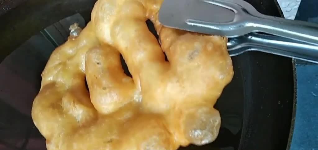 北方油炸饼的做法,以下2个细节做到位,担保咸香酥脆健康不油腻