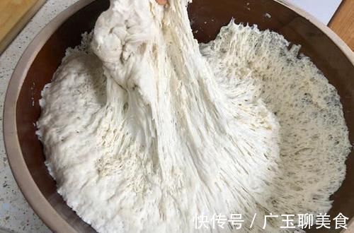 蒸馒头时,别只会加酵母,教你一招,半小时发满盆,香软又蓬松