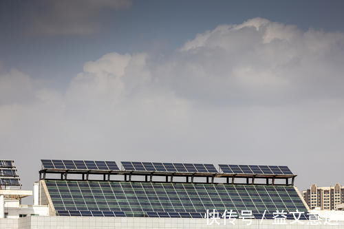 太阳能板|顶层带“阁楼”的房子可以买吗?建筑学家给出答案,幸好做对