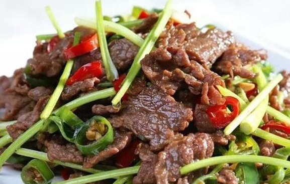 在家请客做的几道家常菜招待，道道色香味俱全，客人吃了连连称赞