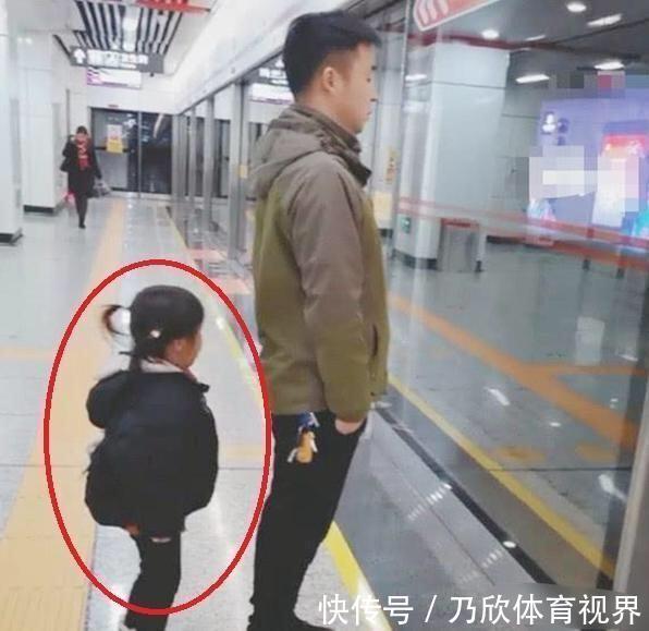 教养|地铁上一张照片引无数人怒赞:你的教养,就是孩子的起跑线