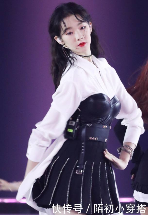 用来|女士都嫌弃的白袜,张艺凡用来搭配“下衣失踪”后:这腿长得要命