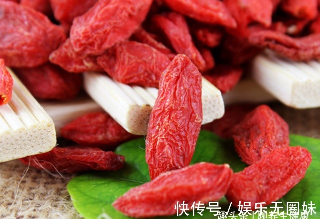 睡眠质量|每天临睡前,坚持吃5粒枸杞,一段时间后,身体会收获4大好处!