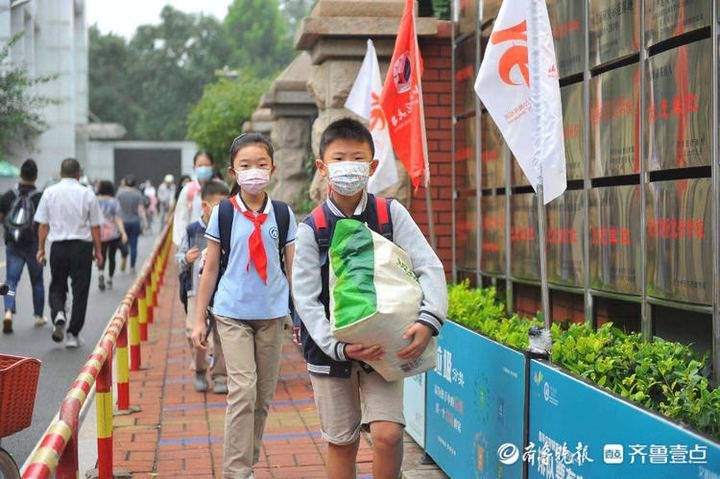 大包小包|大包小包带入校，猜猜里面是啥？