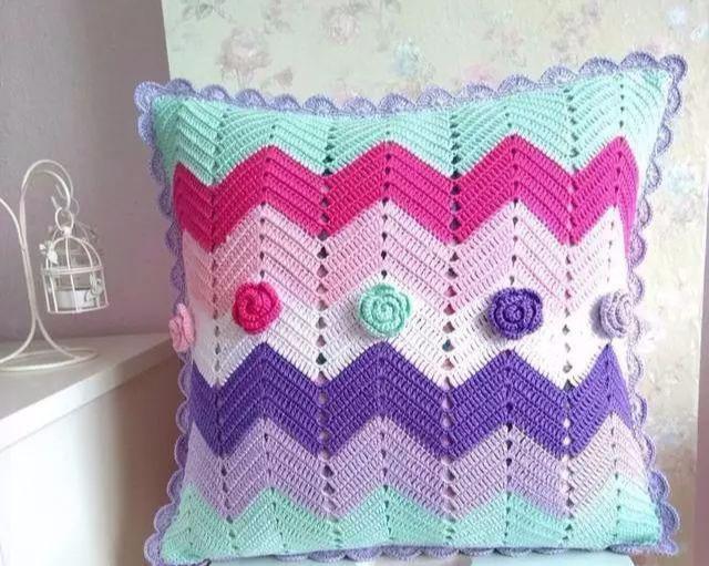 零线太多别浪费，试试钩一钩拼花抱枕，在家非常好用！附图解