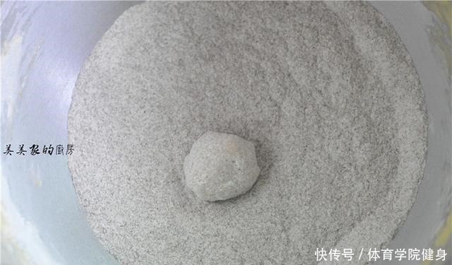 不论男女，早上空腹吃它，等于慢跑2小时，清肠排便，口臭也消失！