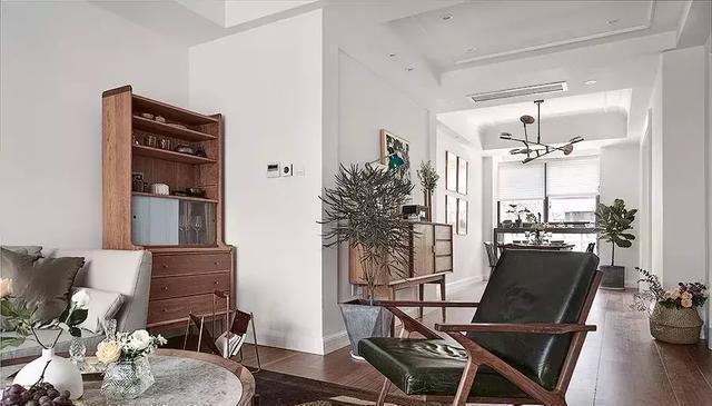 客厅|136平三室新房,全屋大白墙,内嵌式木质电视柜,层次感爆棚