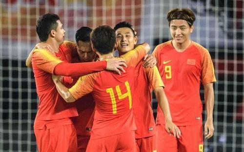 中国足球|凌晨0点！资深媒体人曝出争议猛料：中国足球遭重创，球迷质疑声一片