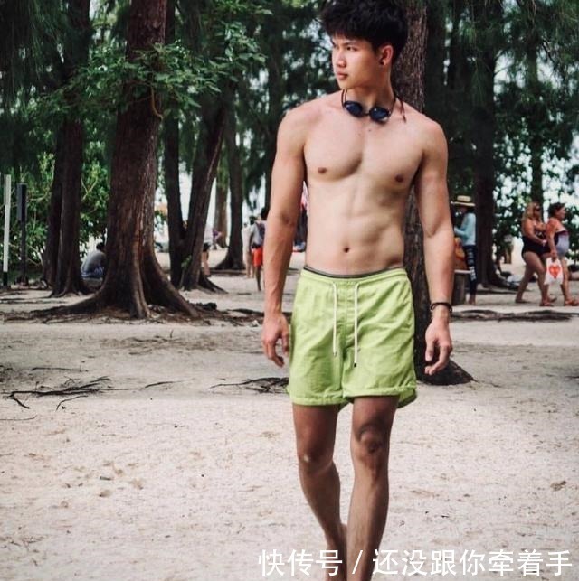 游玩|阳光帅气皮肤白净的肌肉小奶狗,海边游玩拍到帅气的侧颜秒杀一切