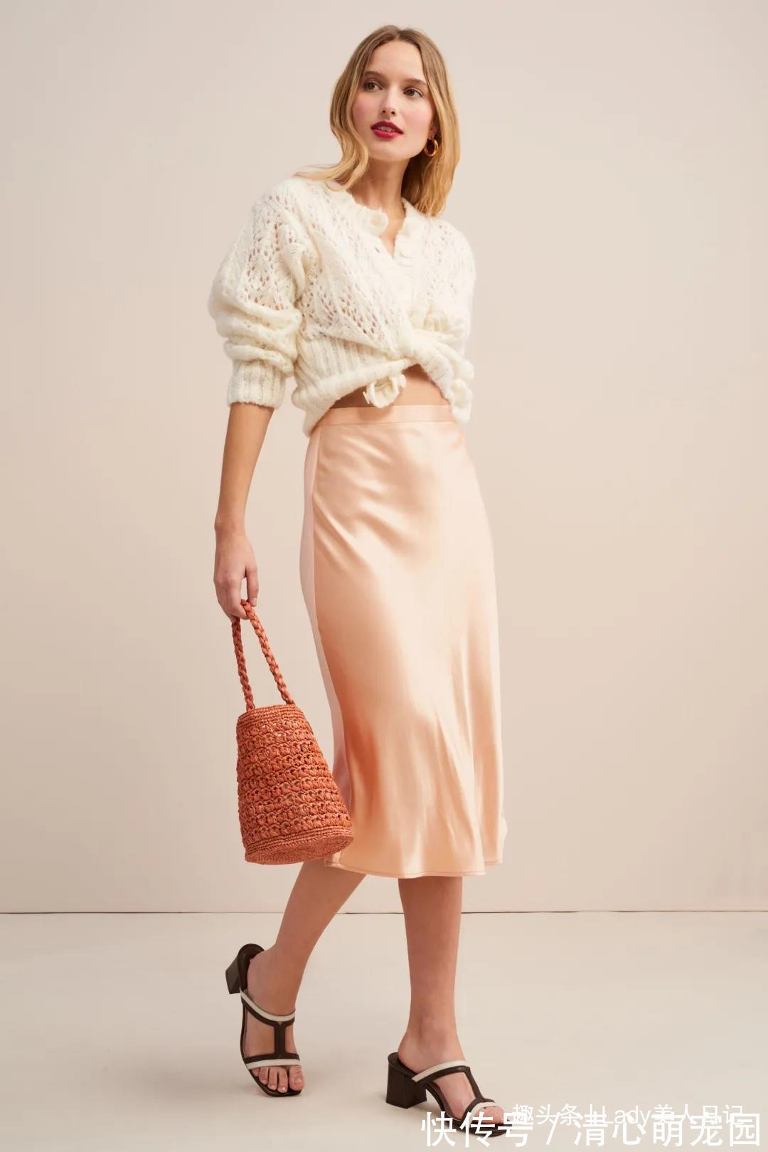 穿搭 穿裙子搭薄外套时，记住“1个要点+风格调和”，领悟穿搭思维稳赢