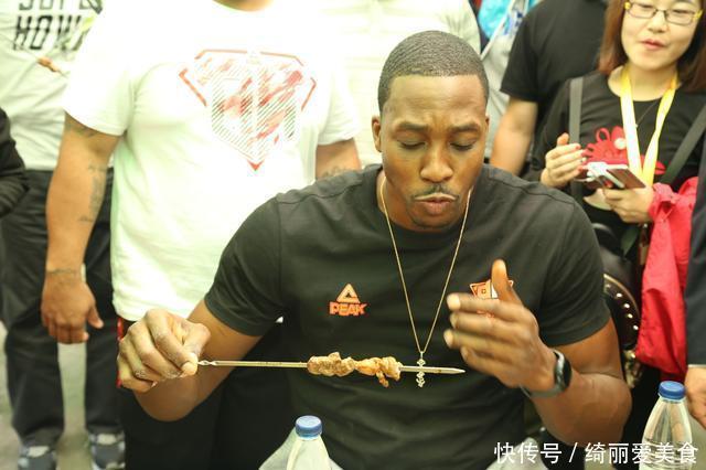库里|NBA吃货遇上中国美食库兹马吃100个饺子,字母弟一人吃9桶泡面