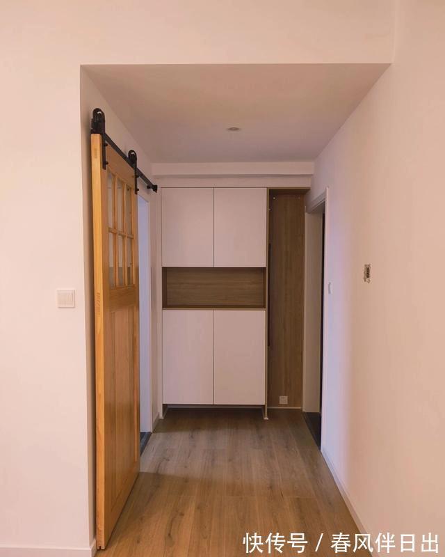 安装|极简原木风装修,不做吊顶和电视墙,全屋铺木地板,温馨又舒适