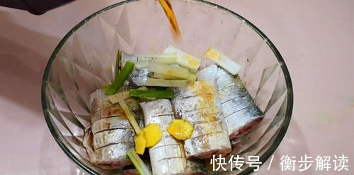 炸带鱼，用面糊还是淀粉？牢记“4要点”，带鱼酥香、不腥不吸油