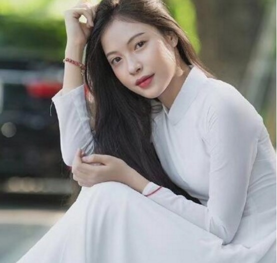 穿“奥黛”的越南女生,光彩照人,有几分旗袍的风格