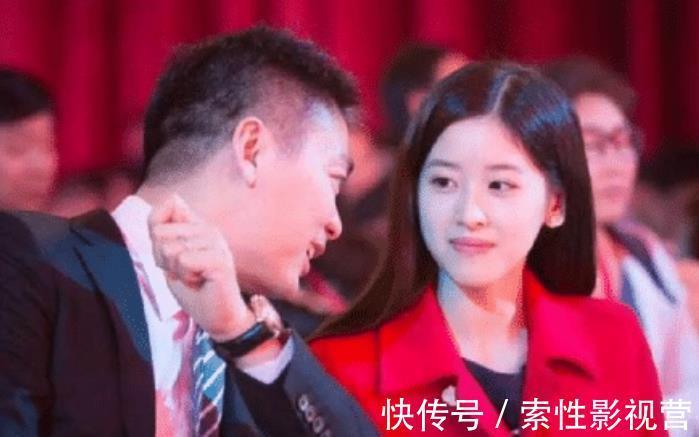 章泽天|比刘强东只大5岁的丈母娘长啥样？当看到全家福后，网友：我自闭了