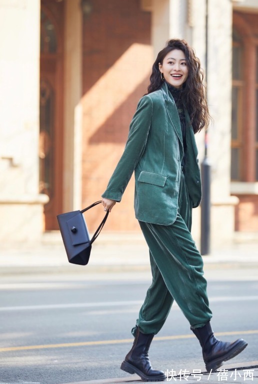亮色系 “西装”别再搭配牛仔裤了,今年流行“成套穿”,简单大气有气场