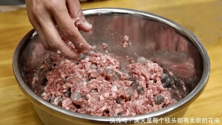 教你做鲜虾馄饨,做法简单,皮薄馅多又多汁,上桌家人都爱吃