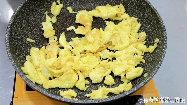 韭菜煎饼这做法就是好,香嫩可口,我隔三差五都给家人做着吃