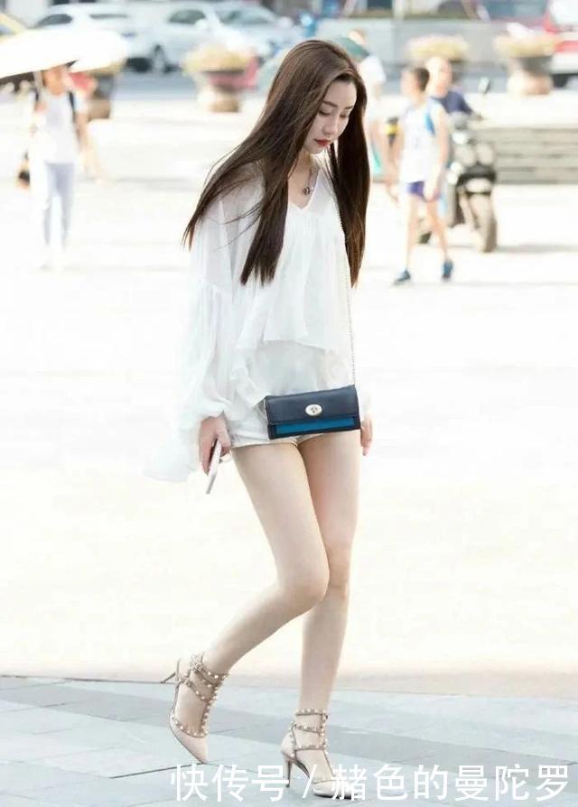 当美女明白牛仔短裤怎么穿的时候,就是上大街放大招的时候!