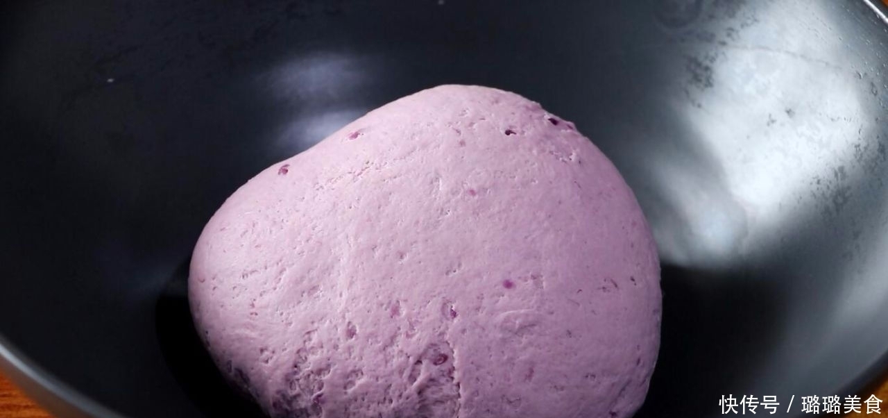 这是面粉的懒人做法,和面不加水,做出的馒头松软不塌,香甜可口