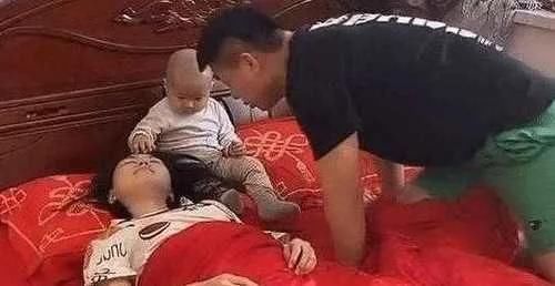 被子|一家三口睡觉照片曝光,爸妈熟睡宝宝坐一旁,宝宝这家长真难带