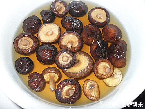 干香菇用什么水泡发?许多人都弄错了,难怪香菇香味没了