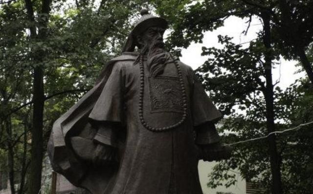 假装|47岁乾隆摔倒，众大臣假装看不见，八品小官扶起乾隆后结局如何？