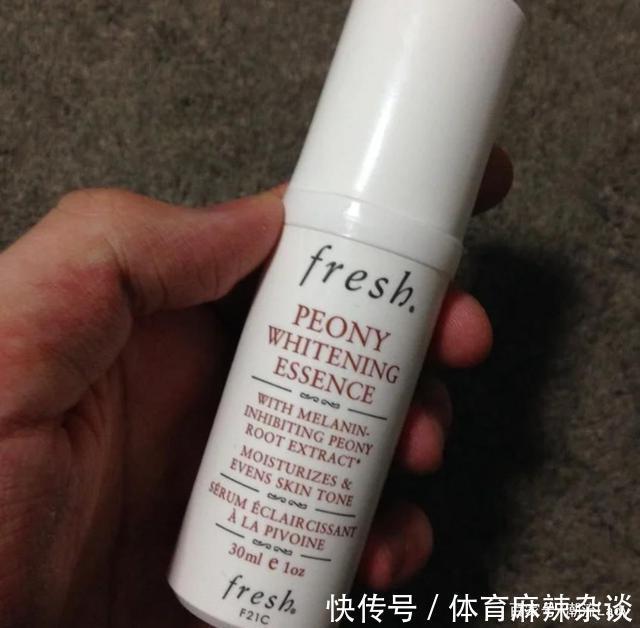 怎样淡化脸上的雀斑分享5款好用的淡斑精华,淡斑嫩肤还美白