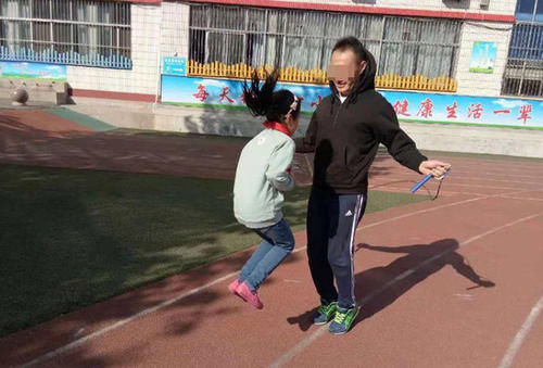 双眼皮能揉出来?3岁男童视网膜脱落,只因妈妈的“双眼皮执念”