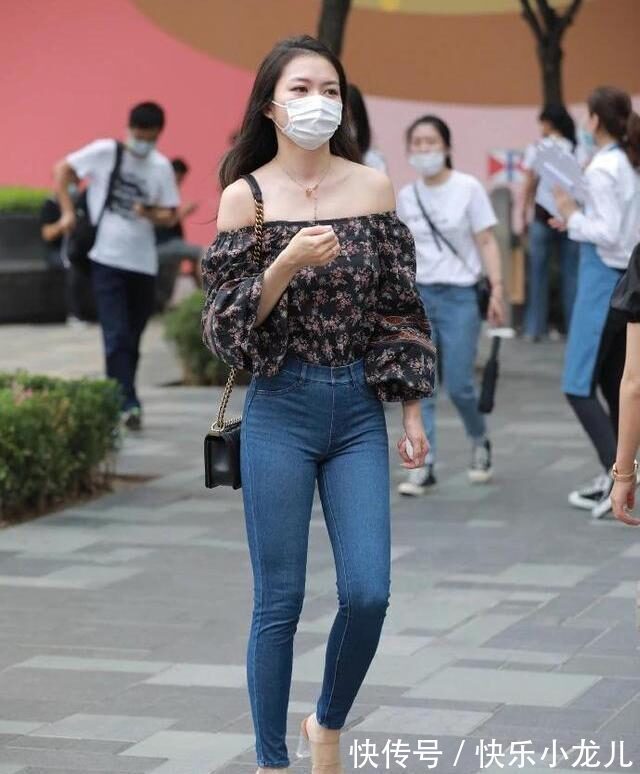 穿着 搭配一字肩上衣的紧身牛仔裤,为您解腻,轻松赚足回头率