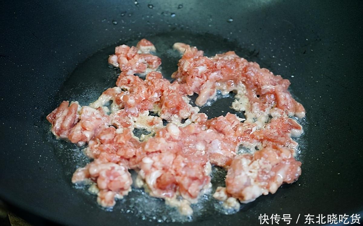 川菜经典的麻婆豆腐，嫩滑可口，香辣下饭，一上桌家人就抢着吃