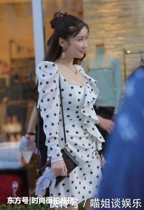 童真蓝 让白色不再单调,这样穿搭简约、舒服自在又不失格调